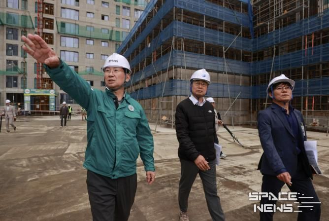 이상일 용인특례시장은 역북2지구 아파트 공사 소음 민원 현장을 찾아 소음 저감 조치 이행 여부를 점검했다