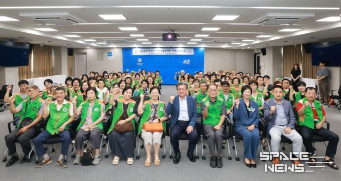 22일 유성구청 대회의실에서 진행된 지역자율방재단 역량강화 교육에서 정용래 유성구청장과 지역자율방재단원이 기념촬영을 하고 있다