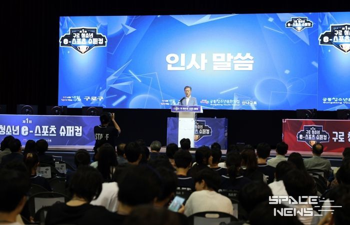 23일 열린 ‘구로구 청소년 e스포츠 슈퍼컵’에서 장인홍 구로구청장이 인사말을 전하고 있다.