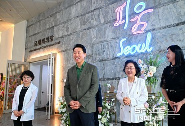 오세훈 서울시장이 23일(토), 서울시 공공예식장 ‘피움서울’ 개관식에서현판 점등 후 기념 촬영하고 있다.