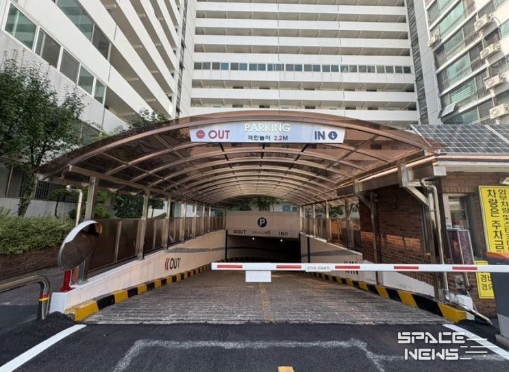 올해 양천구 공동주택 지원사업을 통해 지하주차장 입구 캐노피 설치 모습