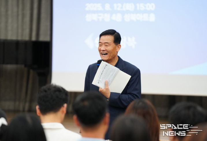 이승로 성북구청장이 통합지원 민관합동 교육에서 인사말을 하고 있다