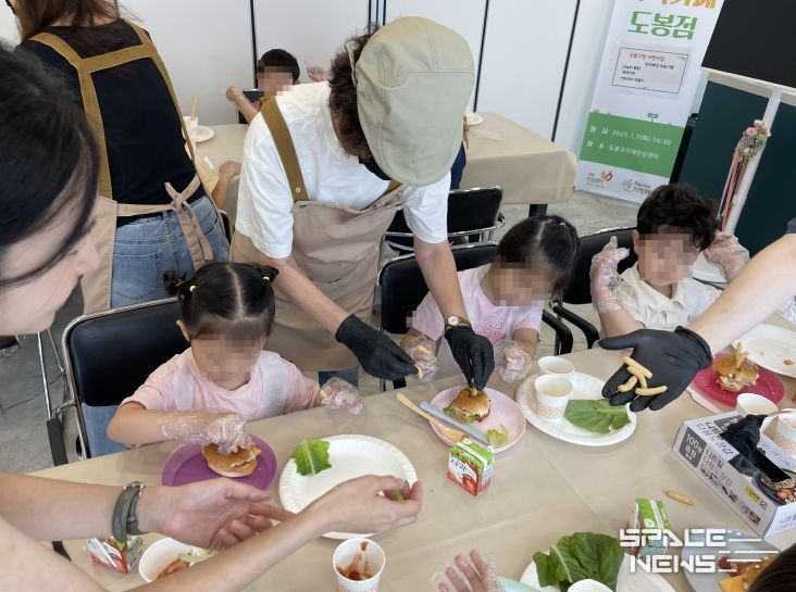 도봉구 지역 아이들이 초록기억카페 주스마스터와 함께 샌드위치를 만들고 있다.