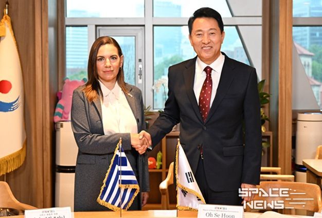 오세훈 서울시장이 25일 올가 케팔로야니 그리스 관광부 장관과 기념사진을 촬영하고 있다.