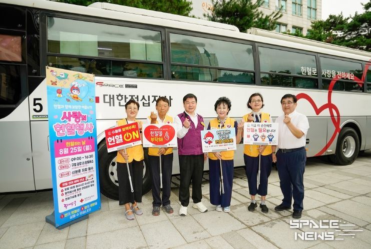 이필형 동대문구청장(왼쪽에서 세 번째)이 헌혈 행사에 참여해 기념촬영을 하고 있다.