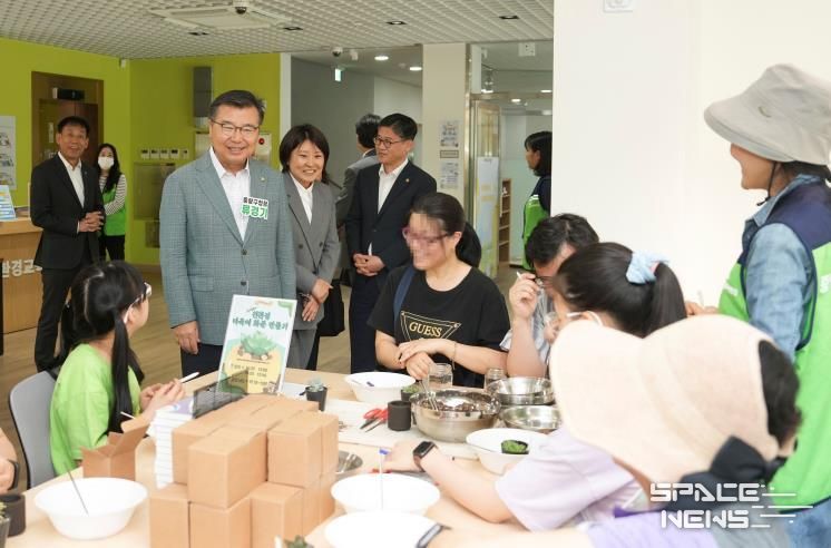 중랑구(구청장 류경기)는 환경교육센터를 통해 중·고등학교 단체를 대상으로 청소년들의 기후불안과 기후우울을 이해하고 대응 방안을 모색하는 「청소년 기후희망 매거진 에디터」 프로그램을 운영한다.