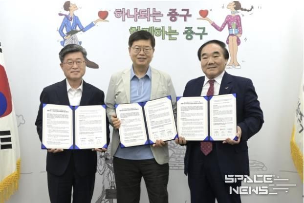 협약식(왼쪽부터) 김길성 중구청장, 우상현 비씨카드 부사장, 김정안 상권발전소 이사장