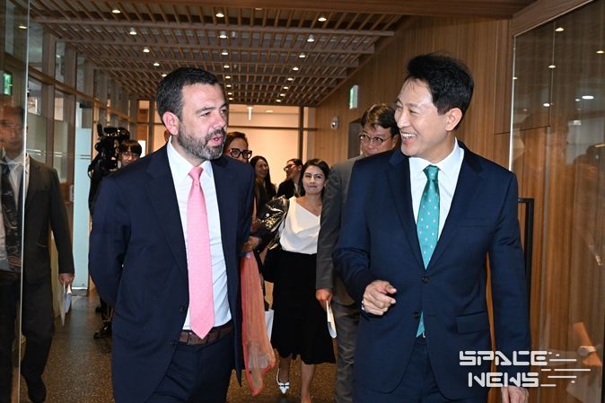 오세훈 서울시장이 26일 카를로스 페르난도 갈란 보고타시장을 배웅하며 대화를 나누고 있다.