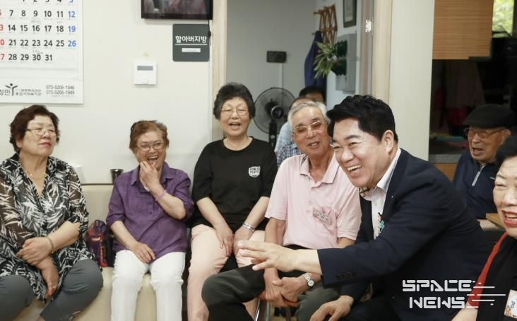 삼성동 경로당 어르신들과 즐겁게 대화하는 박준희 관악구청장(오른쪽 세 번째)