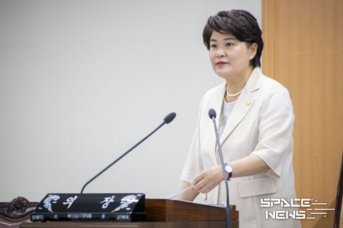 개회사하는 김명희 의장