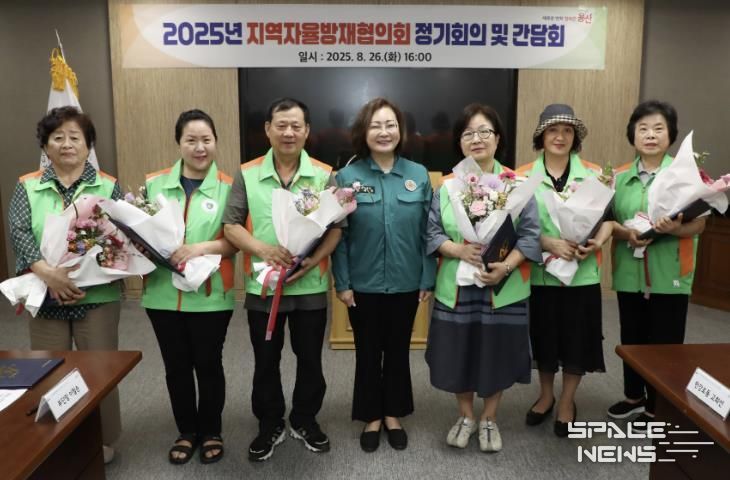 8월 26일, 박희영 용산구청장이 신규 단장, 동대표 위촉장 수여 및 우수 단원 표창 수여 후 기념촬영을 하고 있다