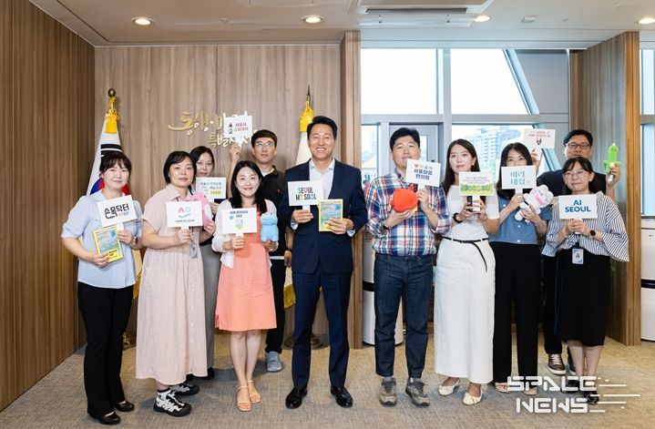 오세훈 서울시장이 27일 시장 집무실에서 서울시 대표 정책과 사업 담당 공무원들과 간담회를 하고 기념사진을 촬영하고 있다.