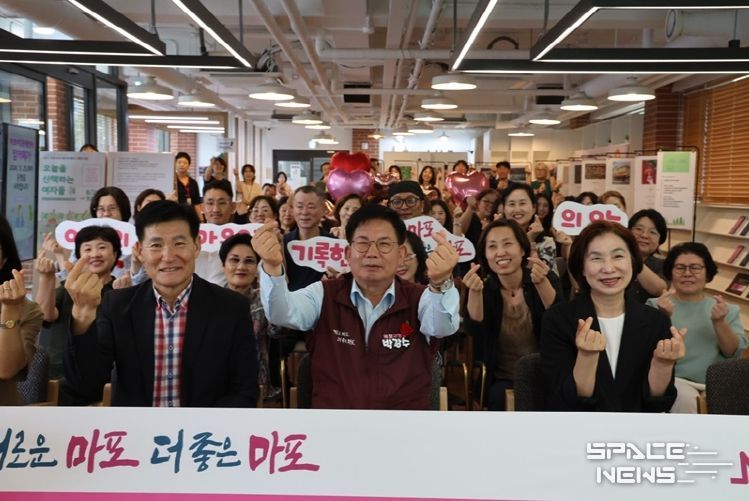 박강수 마포구청장은 8월 28일(목), 마포여성동행센터 ‘오늘을 산책하는 여자들’ 전시 현장에서 참가자들과 함께 했다.