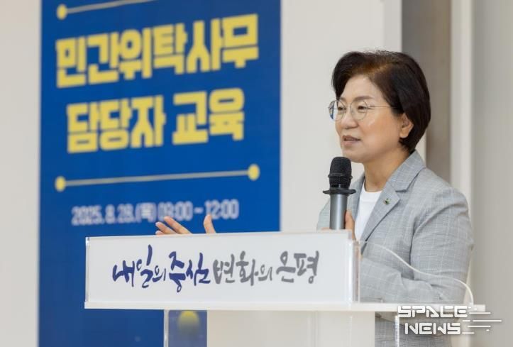 민간위탁사무 담당자 교육에서 인사말 하는 김미경 구청장