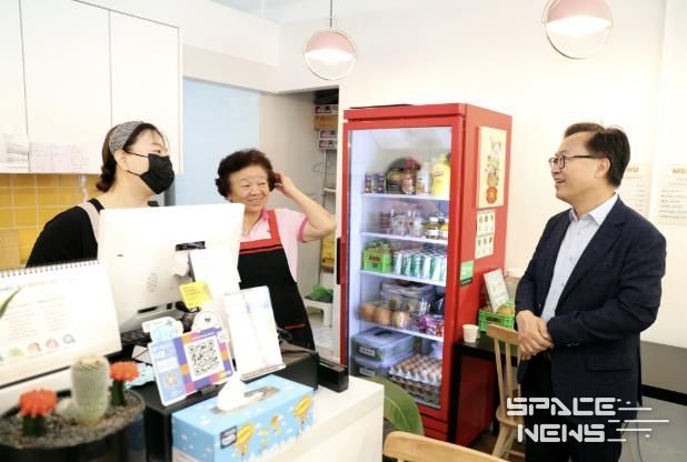 유 구청장이 지난 2024년 추석 전 현장을 돌며 주민들과 소통했다