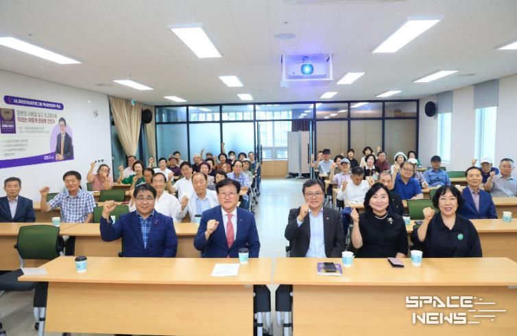 하반기 ‘수성시니어일자리교육센터 백년문화대학’ 개강식에서 단체 기념촬영을 하고 있다.