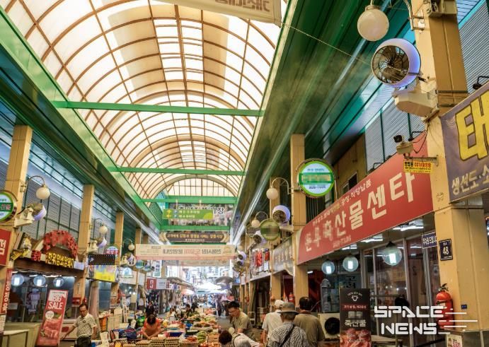 증평군, 장뜰시장에 쿨링포그 가동… 폭염 속 전통시장 ‘활력’