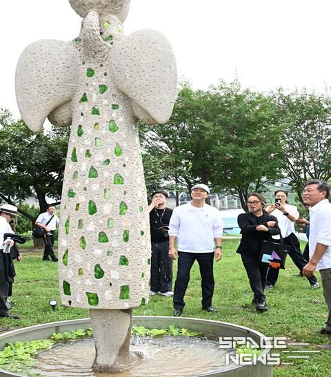 오세훈 서울시장이 1일(월) 뚝섬한강공원에서 열린 제2회 서울조각페스티벌에 앞서 전시 작품을 둘러보고 있다.