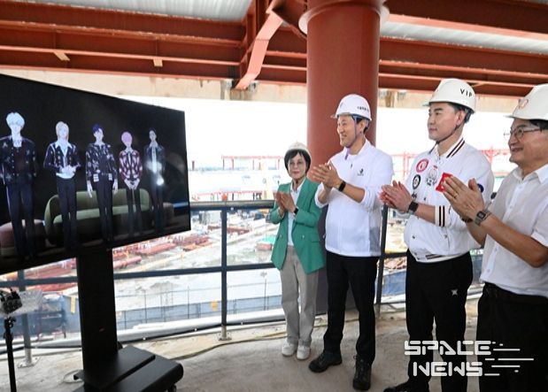 오세훈 서울시장이 1일(월) 도봉구 창동에 들어설 예정인 복합문화시설 서울아레나를 방문해 버추얼 아이돌그룹 플레이브의 영상을 시청하고 있다.
