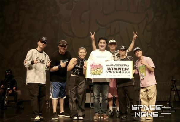 박준희 관악구청장(가운데)과 최종 우승자가 심사위원들과 함께 기념사진을 촬영했다