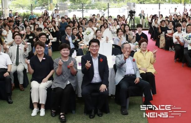 관악구 사회복지의 날 기념음악회 참가자들과 단체 사진