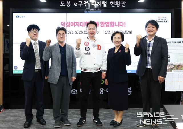 지난 5월 도봉구-덕성여자대학교 간담회에서 참석자들이 단체 사진을 찍고 있다(2025. 5. 26. 도봉구청 구청장실)(사진 왼쪽 세 번째부터 오언석 도봉구청장, 김건희 덕성여자대학교 총장)