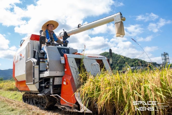 증평군 올해 첫 벼베기(콤바인 운전하는 이재영 군수)