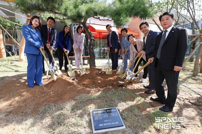 정재천 의장과 이지희 부의장, 복지건설위원회 위원들이 기념식수 하는 모습