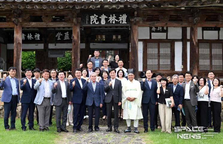 8일 밀양시 예림서원 구영당에서 9월 현장 읍면동장 회의 참석자들이 단체 기념 촬영을 하고 있다.