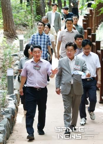 서철모 서구청장 도안 무장애나눔길 방문 장면