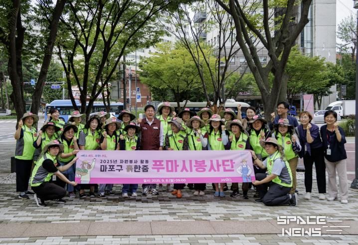 마포구 ‘흙한줌 푸마시 봉사단’과 기념촬영하는 박강수 마포구청장