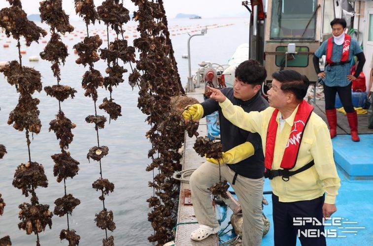 이상근 고성군수, 산소부족 물덩어리 발생에 따른 굴·가리비 피해 양식장 현장 방문