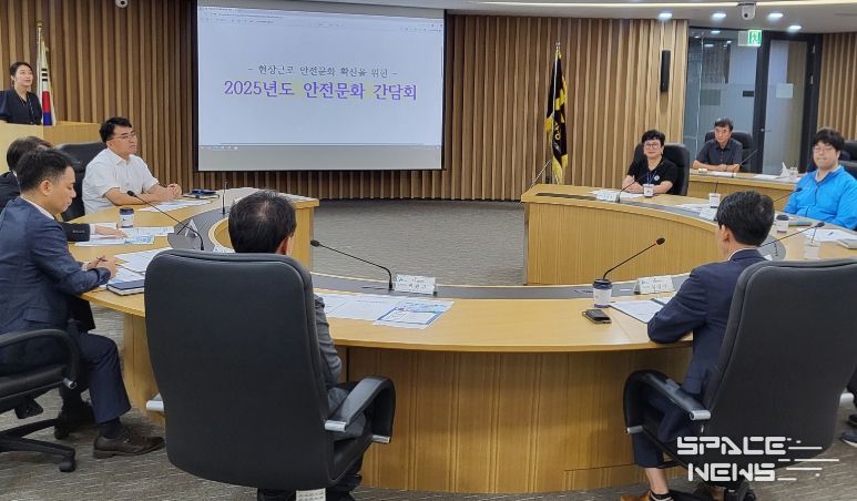 인천항만공사 김상기 운영부사장이 ‘2025년 안전문화 간담회’를 주재하고 있다.(사진 제공 = 인천항만공사)