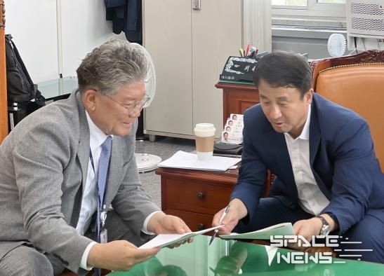 장세일 영광군수가 지난 8일 한병도 국회 예결위원장을 만나 지역 핵심 현안사업 지원을 건의했다. 영광군 제공.