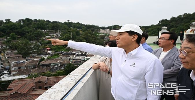 오세훈 서울시장이 9일 오전 노원구 백사마을 철거 현장을 점검하고 있다.
