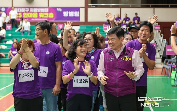 동대문구 자율방범대 한마음 워크숍에 참석한 이필형 동대문구청장이 대원들과 담소를 나누고 있다