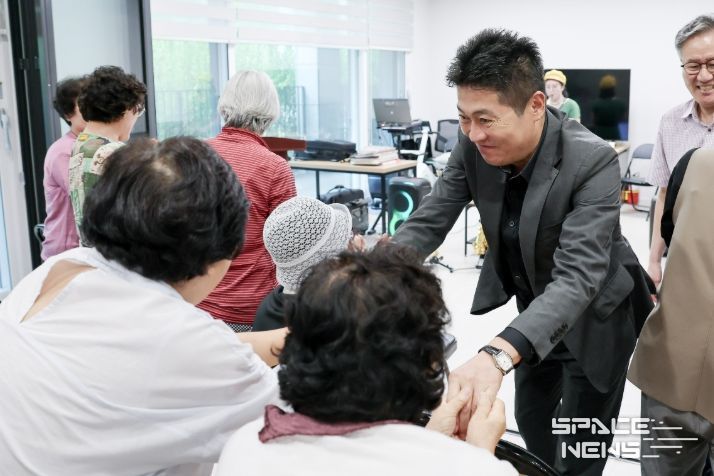 ‘경로당 주치의 사업’ 현장 찾아 어르신들과 소통