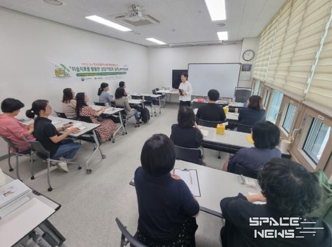 대구 수성구 청소년상담복지센터는 지난 8일 범어도서관 5층 동아리실에서 청소년 동반자 상담자의 역량 강화를 위한 「미술치료의 기법과 실제」 연수를 개최했다.