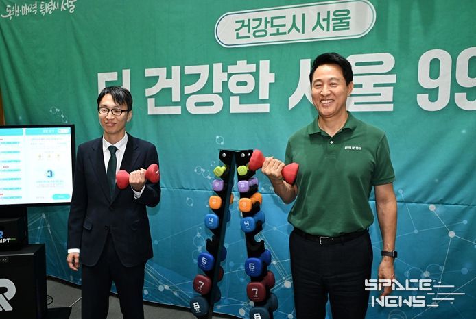 오세훈 서울시장이 10일 '9988 평생건강 서울' 기자설명회에서 정희원 건강총괄관과 근력운동 시범을 보이고 있다.