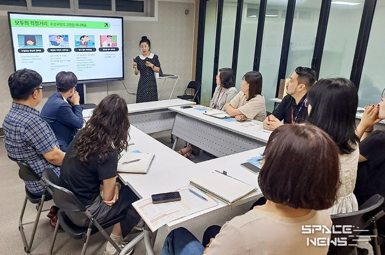 대전 대덕구의 통합돌봄 정책이 전국 지자체의 벤치마킹(bench-marking) 행렬을 이어가며 전국 확산을 선도하고 있다. 사진은 10일 부산 남구와 충북 옥천군 관계자가 대덕구를 방문해 통합돌봄 정책을 배우고 교류하고 있다.