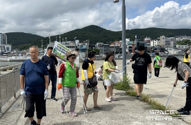 정신건강 및 복지기관 이용자와 지역 주민들이 함께 환경보호 활동인 '줍깅'을 진행했다