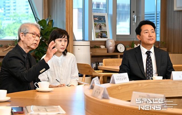 오세훈 서울시장이 10일 일본인 건축가 야마모토 리켄의 공동체 주택에 대한 프레젠테이션을 청취하고 있다.