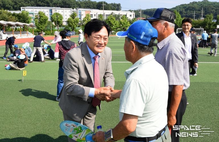 강화군, 민선 8기 핵심 공약 ‘어르신 무상택시 사업’ 본격 시행(박용철 군수 자료사진)