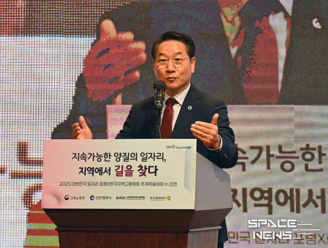 유정복 인천광역시장이 11일 홀리데이인송도에서 열린 '2025 제2회 대한민국 일자리포럼'에서 축사를 하고 있다.