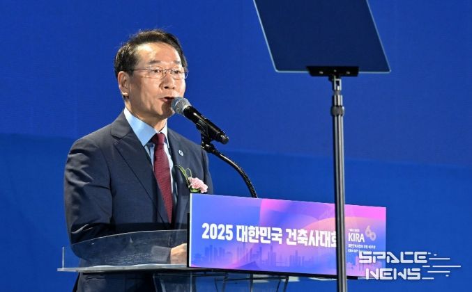 유정복 인천광역시장이 11일 송도컨벤시아에서 열린 '제21차 인천 아시아건축사대회'에서 축사를 하고 있다.