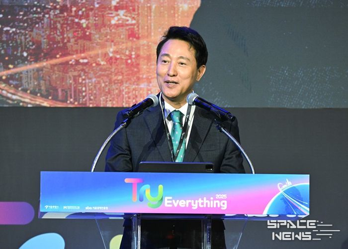 오세훈 서울시장이 11일 동대문디자인플라자(DDP)에서 열린 「트라이 에브리싱 2025」 개막식에서 개회사하고 있다.