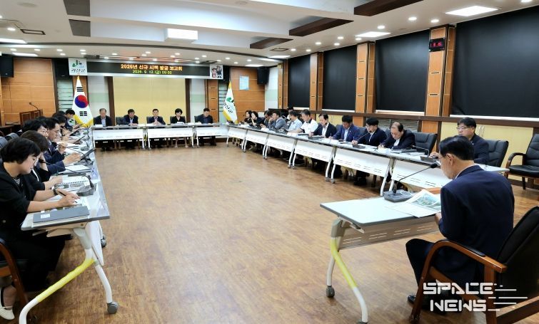 12일 송인헌 괴산군수를 비롯한 부서장들이 신규 시책 발굴보고회를 하고 있다