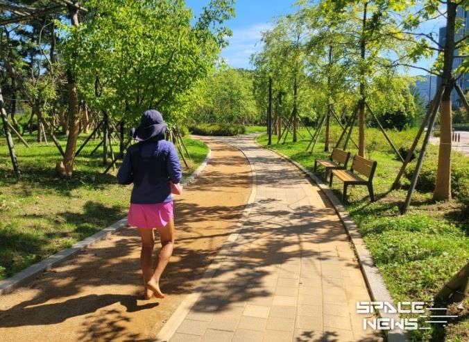인천 서구, 검단신도시 새별공원·아라노을공원에  ‘맨발산책로’ 조성 완료