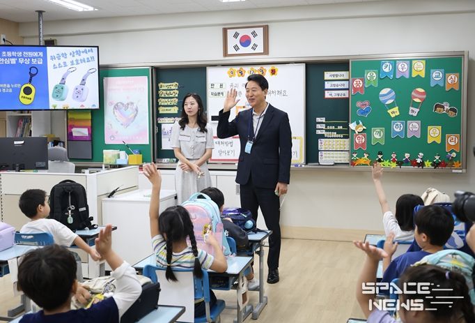 12일 광진구 양남초등학교를 찾은 오세훈 서울시장이 1학년 어린이들을 대상으로 초등안심벨 사용법을 설명하고 있다.