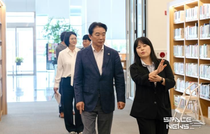 경남도의회 최학범 의장, 국회부산도서관과 협력 방안 논의